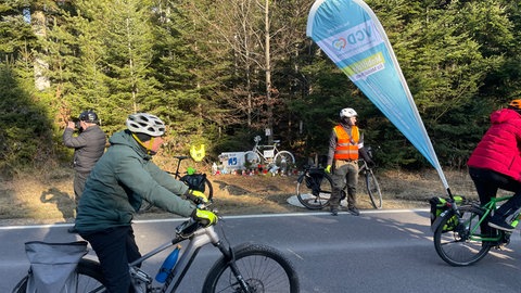 Mehr als 300 Menschen hatten sich nach dem Tod von Natenom in Pforzheim versammelt, um an einer Gedenkfahrt für Natenom teilzunehmen.