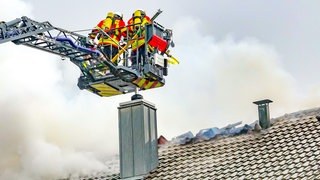 Nach dem Dachstuhlbrand in Waldbronn (Kreis Karlsruhe) ist das Reihenhaus vorerst unbewohnbar. Laut Feuerwehr hat vermutlich ein Blitzeinschlag den Brand ausgelöst haben. 