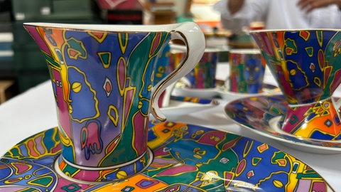 Künstler Jörg Mohme aus Malsch zeigt die Kaffeetassen des französischen Großhändlers mit seinem Motiv.