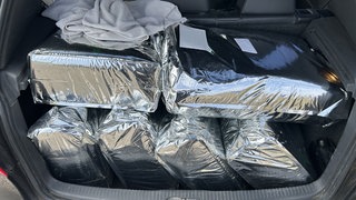 Silberne Taschen liegen im Kofferraum eines Autos