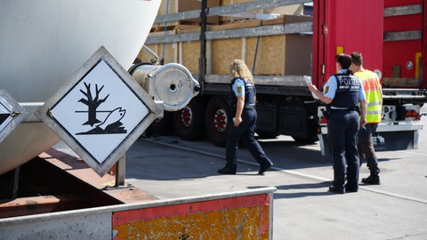 Gefahrgutkontrolle der Verkehrspolizei auf der A8 bei Pforzheim