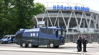 Wasserwerfer vor dem Wildparkstadion in Karlsruhe