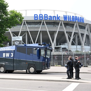 Wasserwerfer vor dem Wildparkstadion in Karlsruhe