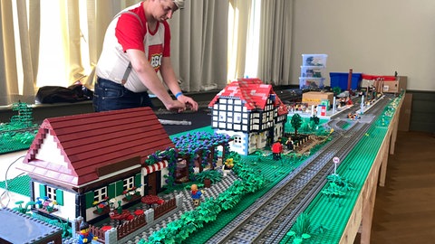 Tino Pelka aus Leipzig baut an einer Legolandschaft für die Klötzlestage in Bad Wildbad.