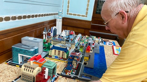 Wolfgang Schubert setzt für die Klötzlestage in Bad Wildbad eine moderne Großstadt aus Lego-Modulen zusammen.