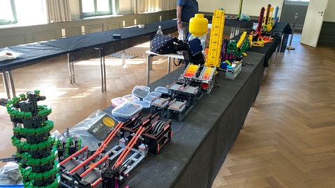 Auf einer GBC-Anlage werden bei den Klötzlestagen in Bad Wildbad kleine Bälle im Kreis transportiert. Michael Kämmerer vor dem noch halbfertigen Parcours.