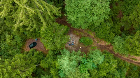 Verstecktes Trekking Camp im Nordschwarzwald aus der Vogelperspektive