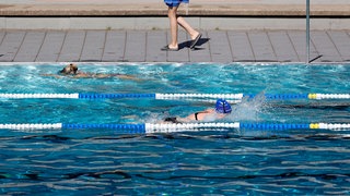Symbolbild: Besucher ziehen ihre Bahnen in einem Schwimmbad. In Karlsruhe und der Region öffnen die Freibäder.