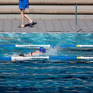 Symbolbild: Besucher ziehen ihre Bahnen in einem Schwimmbad. In Karlsruhe und der Region öffnen die Freibäder.