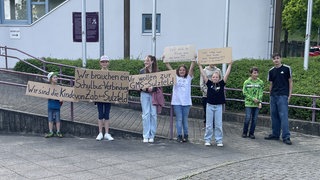 Schüler aus Sulzfeld protestierten vor der Halle gegen Einsparungen bei Schulbussen