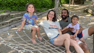 Eltern mit zwei Kindern auf den Spielplatz: Benedict und Laura teilen sich ihre Elternschaft gleichberechtigt. Benedict sieht es für sich als Vater als Chance, dass es keinen Mutterinstinkt gibt.