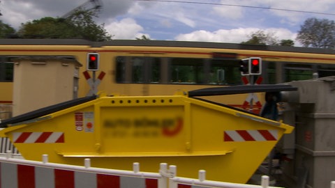 Was soll mit dem Bahnübergang passieren, an dem sich im März der tragische Zusammenstoß einer Stadtbahn mit einem Tanklaster ereignet hat?