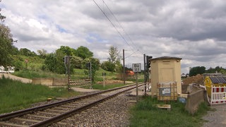 Bahnübergang in Zeutern, an dem sich im März der tragische Zusammenstoß einer Stadtbahn mit einem Tanklaster ereignet hat.