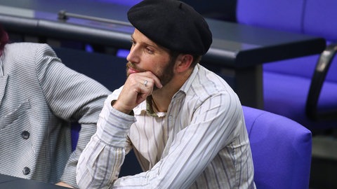 Marcel Bauer (Linke) wird des Saales verwiesen, weil er seine Kopfbedeckung nicht abnehmen wollte.