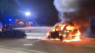 Ein Auto ist an einer Tankstelle auf der A5 bei Baden-Baden in Flammen aufgegangen.