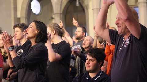 Viel Jubel und fröhliche Gesichter beim Headbanger Gottesdienst in Bruchsal-Obergrombach.