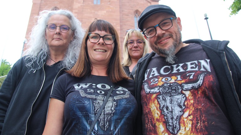 (v l. n. r.) Michaela, Martina, Nicole und Heiko (v l. n. r.) Michaela, Martina, Nicole und Heiko sind Besucherinnen und Besucher des Headbanger Gottesdienstes.