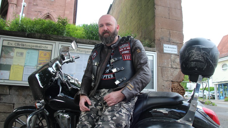 Jonas, ein Besucher, der mit dem Motorrad zum Headbanger Gottesdienst in Bruchsal-Obergrombach angereist ist.