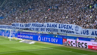 Spruchband von KSC-Fans im Wildparkstadion