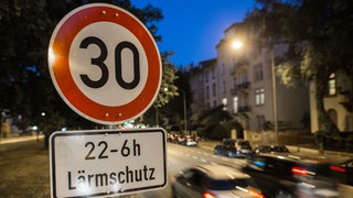 Ein Verkehrsschild mit Tempo 30 steht an einer Straße (Symbolbild)