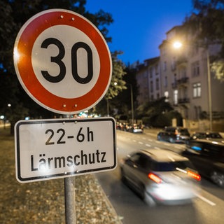 Ein Verkehrsschild mit Tempo 30 steht an einer Straße (Symbolbild)