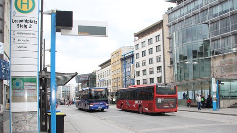 Zwei Busse fahren am Leopoldplatz in Pforzheim 