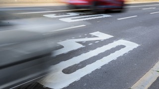 Autos fahren über Tempo-30-Markierungen auf der Straße