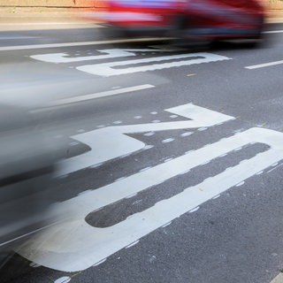 Autos fahren über Tempo-30-Markierungen auf der Straße