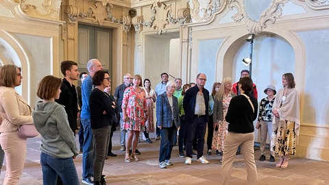 Besucherinnen und Besucher bei einer Sonderführung im Schloss Rastatt