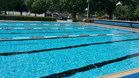 Ein Becken, um Bahnen zu schwimmen im Turmberger Freibad in Karlsruhe.