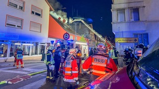 Feuer in Bretten. Ein Haus steht bei einem Brand in der Innenstadt in Flammen
