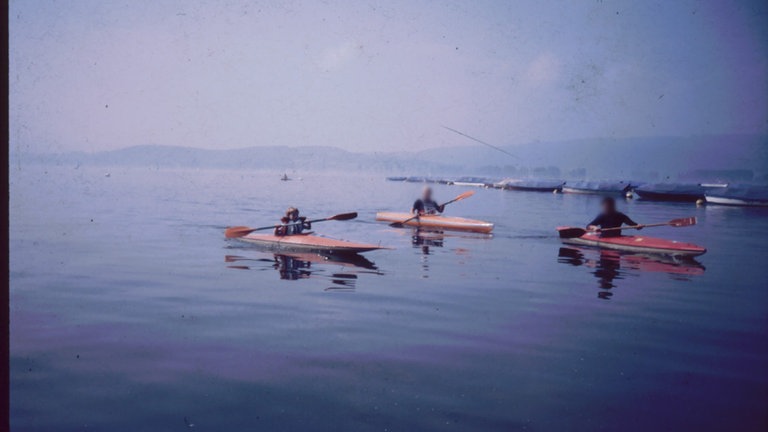 Zurück in den 80ern: Silke Kosian als Kleinkind. Zusammen mit zwei Erwachsenen paddelt sie auf dem Wasser.