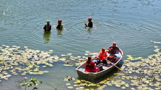 Taucher und Rettungskräfte der DLRG sind im "Tiefen See" im Einsatz