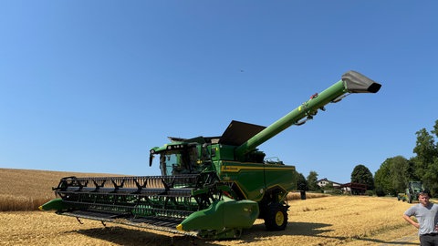 Ein Mähdrescher bei der Getreideernte im Kraichgau