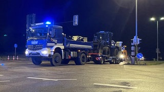 In einem Baugebiet in Ettlingen haben Experten eine Fliegerbombe gefunden. Der Blindgänger wird zur Entschärfung abtransportiert.