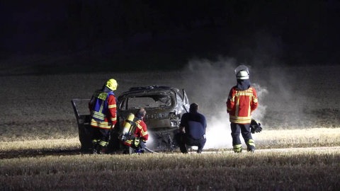 Ein E-Auto ist am Freitagabend bei Eisingen (Enzkreis) nach einem Unfall in Brand geraten. Ein Mann ist dabei ums Leben gekommen.