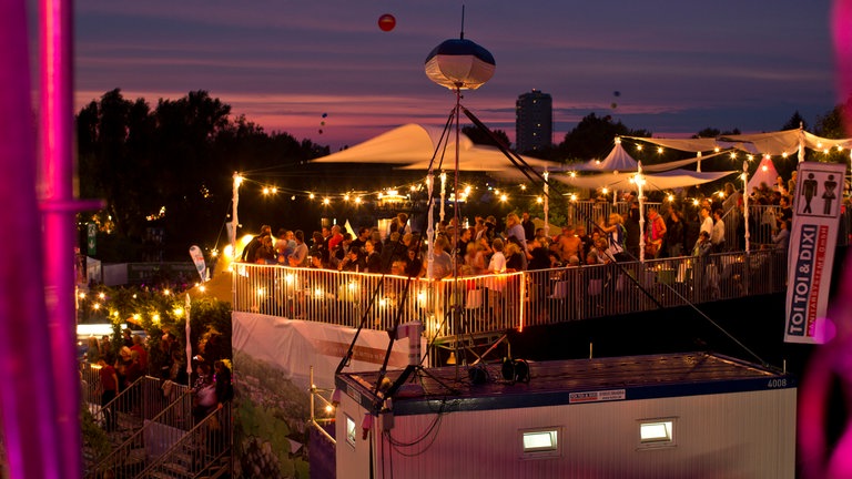 DAS FEST 2014 in Karlsruhe: Eine beleuchtete Tribüne und hinten ein Sonnenuntergang.