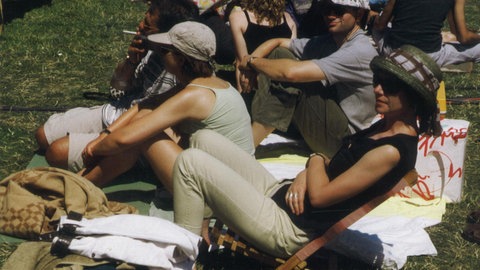 DAS FEST 1985 in Karlsruhe: Menschen sitzen in Klappstühlen.
