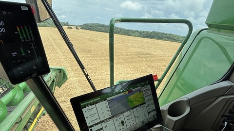 Landwirtschaft im Wandel: Im Mähdrescher in Bruchsal befindet sich viel Technik, die mit Künstlicher Intelligenz funktioniert.