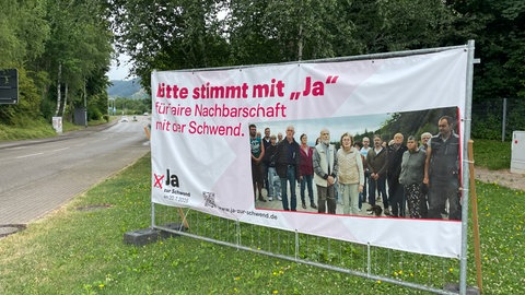 Streit um Windkraft: Beim Bürgerentscheid in Oberkirch werben die Anwohner der Schwend mit Plakaten für ihre Interessen.