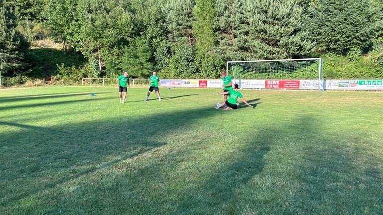 Nach sechs Monaten Pause steht Zoé Albrecht wieder auf einem Fußballplatz.