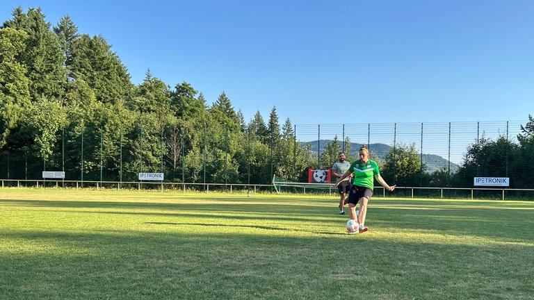 Zoé Albrecht spielt auf einem Platz in Bühl Fußball.