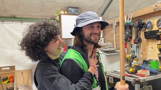 Ana-Maria und Lukas treffen sich seit Jahren immer nur für zwei, drei Wochen als Helferin und Helfer bei DAS FEST in Karlsruhe 