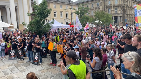 Rund 300 Menschen demonstrierten vor dem Rathaus gegen geplante Sparmaßnahmen.