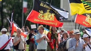Rund 500 "Monarchisten" und "Reichsbürger" wollen sich im Juli in Karlsruhe versammeln. (Symbolbild)