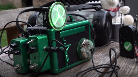 Die Beyond Para Hunters wollen über das "Portal" Kontakt zum Jenseits aufnehmen