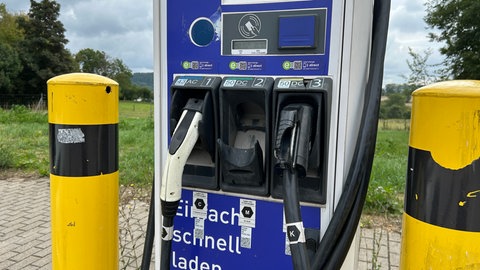 Die Stecker einer Ladesäule bei Pforzheim