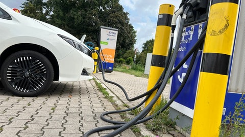 E-Auto lädt an Ladesäule an der A8 in der Nähe von Pforzheim