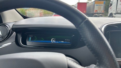 Lenkrad und Anzeige eines E-Autos im Stau auf der A8 in Pforzheim