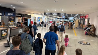 Passagiere haben Flüge am Flughafen Karlsruhe Baden-Baden verpasst.